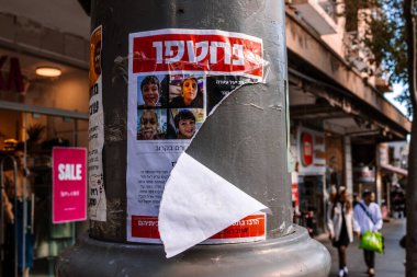 Kudüs, İsrail - 22 Aralık 2023 Kudüs 'te Arap Müslümanlar 7 Ekim 2023' teki terörist saldırı sırasında Hamas tarafından kaçırılan rehinelerin yüzlerinin posterlerini yırttı