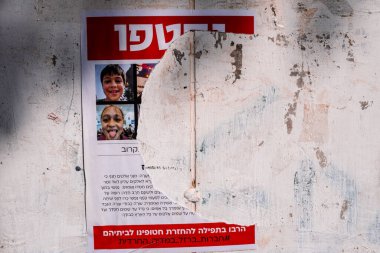 Kudüs, İsrail - 22 Aralık 2023 Kudüs 'te Arap Müslümanlar 7 Ekim 2023' teki terörist saldırı sırasında Hamas tarafından kaçırılan rehinelerin yüzlerinin posterlerini yırttı