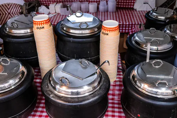 Kudüs, İsrail - 21 Aralık 2023 'te vejetaryen kubeh, tatlı patates, sebze, soğan, mercimek, bezelye ve fasulye de dahil olmak üzere pek çok vegan seçeneği sunuldu. Et ve vegan seçenekleri sunar.