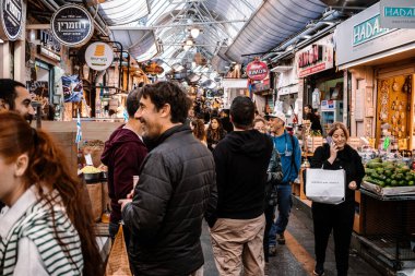Kudüs, İsrail - 22 Aralık 2023 Mahane Yehuda Pazarı 'nda alışveriş yapan insanlar, genellikle 