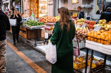 Kudüs, İsrail - 22 Aralık 2023 Mahane Yehuda Pazarı 'nda alışveriş yapan insanlar, genellikle 