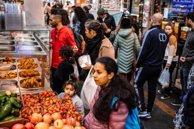 Kudüs, İsrail - 22 Aralık 2023 Mahane Yehuda Pazarı 'nda alışveriş yapan insanlar, genellikle 