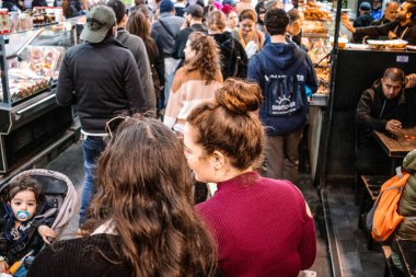 Kudüs, İsrail - 22 Aralık 2023 Mahane Yehuda Pazarı 'nda alışveriş yapan insanlar, genellikle 