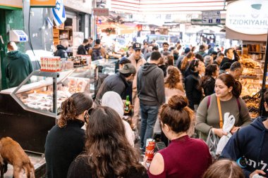 Kudüs, İsrail - 22 Aralık 2023 Mahane Yehuda Pazarı 'nda alışveriş yapan insanlar, genellikle 