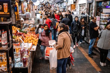 Kudüs, İsrail - 22 Aralık 2023 Mahane Yehuda Pazarı 'nda alışveriş yapan insanlar, genellikle 