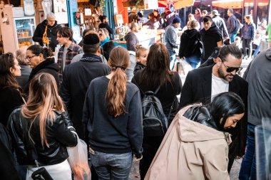 Kudüs, İsrail - 22 Aralık 2023 Mahane Yehuda Pazarı 'nda alışveriş yapan insanlar, genellikle 