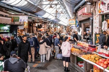 Kudüs, İsrail - 22 Aralık 2023 Mahane Yehuda Pazarı 'nda alışveriş yapan insanlar, genellikle 