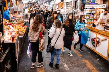 Kudüs, İsrail - 22 Aralık 2023 Mahane Yehuda Pazarı 'nda alışveriş yapan insanlar, genellikle 