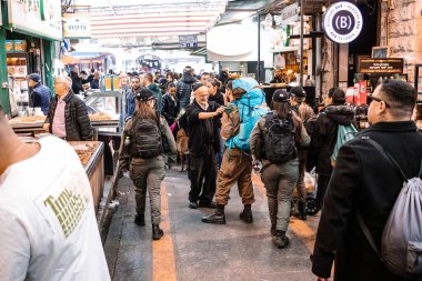 Kudüs, İsrail - 22 Aralık 2023 Mahane Yehuda Pazarı 'nda alışveriş yapan insanlar, genellikle 