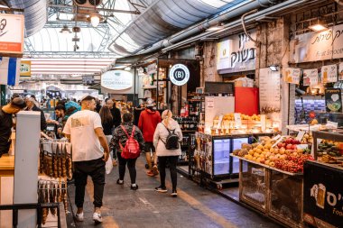 Kudüs, İsrail - 22 Aralık 2023 Mahane Yehuda Pazarı 'nda alışveriş yapan insanlar, genellikle 