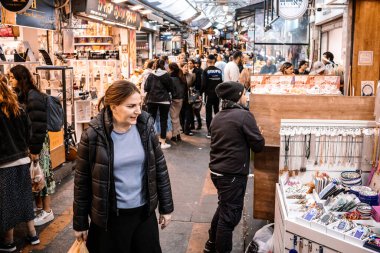 Kudüs, İsrail - 22 Aralık 2023 Mahane Yehuda Pazarı 'nda alışveriş yapan insanlar, genellikle 