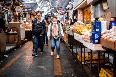 Kudüs, İsrail - 22 Aralık 2023 Mahane Yehuda Pazarı 'nda alışveriş yapan insanlar, genellikle 