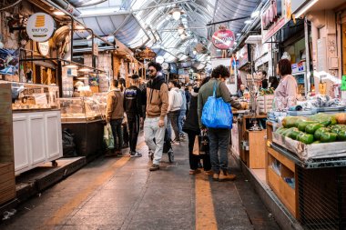 Kudüs, İsrail - 22 Aralık 2023 Mahane Yehuda Pazarı 'nda alışveriş yapan insanlar, genellikle 