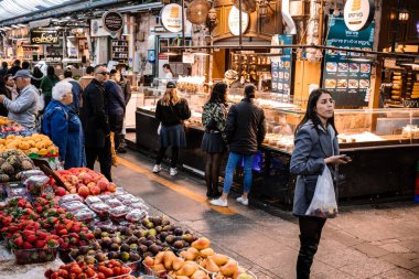 Kudüs, İsrail - 22 Aralık 2023 Mahane Yehuda Pazarı 'nda alışveriş yapan insanlar, genellikle 