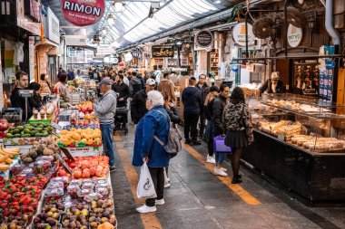 Kudüs, İsrail - 22 Aralık 2023 Mahane Yehuda Pazarı 'nda alışveriş yapan insanlar, genellikle 