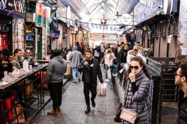 Kudüs, İsrail - 22 Aralık 2023 Mahane Yehuda Pazarı 'nda alışveriş yapan insanlar, genellikle 