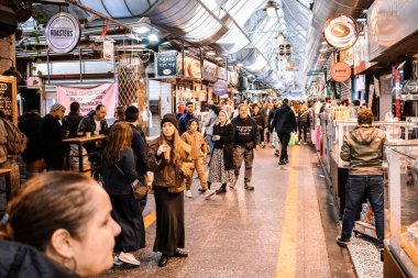 Kudüs, İsrail - 22 Aralık 2023 Mahane Yehuda Pazarı 'nda alışveriş yapan insanlar, genellikle 