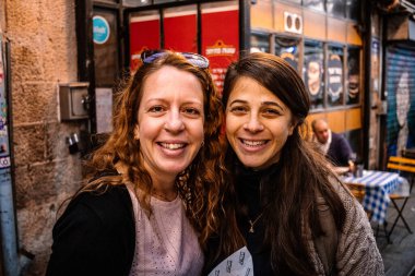 Kudüs, İsrail - 22 Aralık 2023 Mahane Yehuda Pazarı 'nda alışveriş yapan insanlar, genellikle 