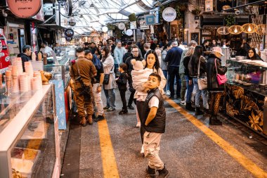 Kudüs, İsrail - 22 Aralık 2023 Mahane Yehuda Pazarı 'nda alışveriş yapan insanlar, genellikle 
