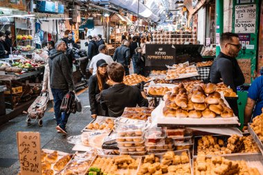 Kudüs, İsrail - 22 Aralık 2023 Mahane Yehuda Pazarı 'nda alışveriş yapan insanlar, genellikle 