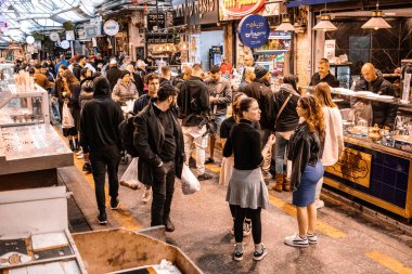 Kudüs, İsrail - 22 Aralık 2023 Mahane Yehuda Pazarı 'nda alışveriş yapan insanlar, genellikle 
