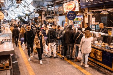 Kudüs, İsrail - 22 Aralık 2023 Mahane Yehuda Pazarı 'nda alışveriş yapan insanlar, genellikle 