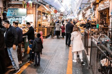 Kudüs, İsrail - 22 Aralık 2023 Mahane Yehuda Pazarı 'nda alışveriş yapan insanlar, genellikle 