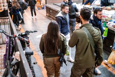 Kudüs, İsrail - 22 Aralık 2023 Mahane Yehuda Pazarı 'nda alışveriş yapan insanlar, genellikle 