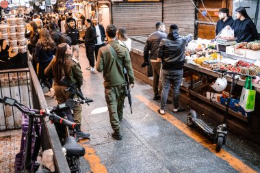 Kudüs, İsrail - 22 Aralık 2023 Mahane Yehuda Pazarı 'nda alışveriş yapan insanlar, genellikle 