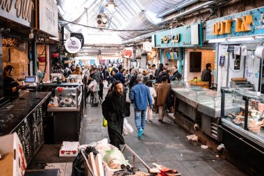 Kudüs, İsrail - 22 Aralık 2023 Mahane Yehuda Pazarı 'nda alışveriş yapan insanlar, genellikle 