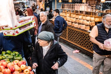 Kudüs, İsrail - 22 Aralık 2023 Mahane Yehuda Pazarı 'nda alışveriş yapan insanlar, genellikle 
