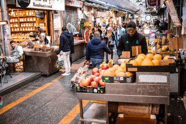 Kudüs, İsrail - 22 Aralık 2023 Mahane Yehuda Pazarı 'nda alışveriş yapan insanlar, genellikle 