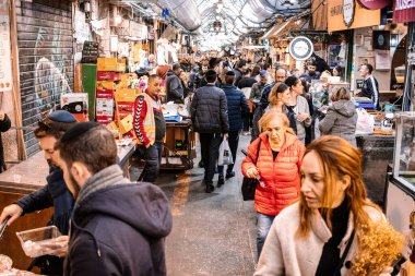 Kudüs, İsrail - 22 Aralık 2023 Mahane Yehuda Pazarı 'nda alışveriş yapan insanlar, genellikle 