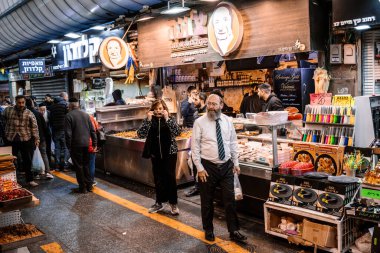 Kudüs, İsrail - 22 Aralık 2023 Mahane Yehuda Pazarı 'nda alışveriş yapan insanlar, genellikle 
