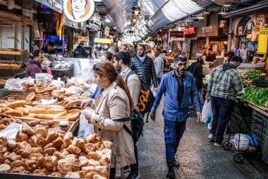 Kudüs, İsrail - 22 Aralık 2023 Mahane Yehuda Pazarı 'nda alışveriş yapan insanlar, genellikle 