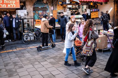 Kudüs, İsrail - 22 Aralık 2023 Mahane Yehuda Pazarı 'nda alışveriş yapan insanlar, genellikle 