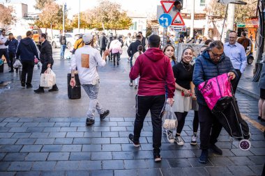 Kudüs, İsrail - 22 Aralık 2023 Mahane Yehuda Pazarı 'nda alışveriş yapan insanlar, genellikle 