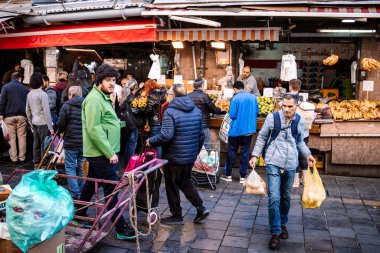 Kudüs, İsrail - 22 Aralık 2023 Mahane Yehuda Pazarı 'nda alışveriş yapan insanlar, genellikle 