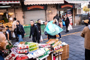 Kudüs, İsrail - 22 Aralık 2023 Mahane Yehuda Pazarı 'nda alışveriş yapan insanlar, genellikle 