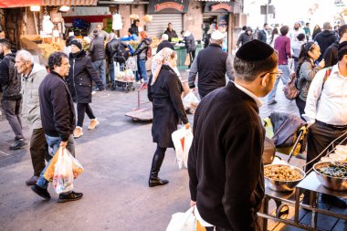 Kudüs, İsrail - 22 Aralık 2023 Mahane Yehuda Pazarı 'nda alışveriş yapan insanlar, genellikle 
