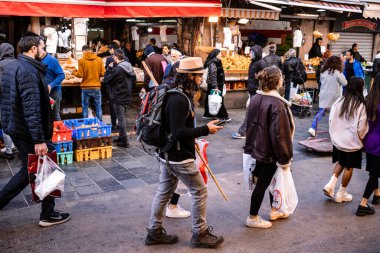 Kudüs, İsrail - 22 Aralık 2023 Mahane Yehuda Pazarı 'nda alışveriş yapan insanlar, genellikle 