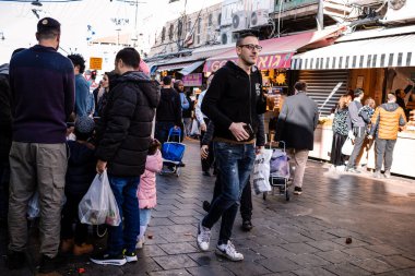 Kudüs, İsrail - 22 Aralık 2023 Mahane Yehuda Pazarı 'nda alışveriş yapan insanlar, genellikle 