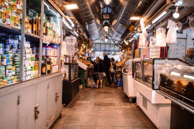 Kudüs, İsrail - 22 Aralık 2023 Mahane Yehuda Pazarı 'nda alışveriş yapan insanlar, genellikle 