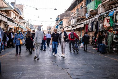 Kudüs, İsrail - 22 Aralık 2023 Mahane Yehuda Pazarı 'nda alışveriş yapan insanlar, genellikle 