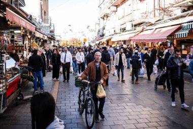 Kudüs, İsrail - 22 Aralık 2023 Mahane Yehuda Pazarı 'nda alışveriş yapan insanlar, genellikle 