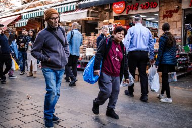 Kudüs, İsrail - 22 Aralık 2023 Mahane Yehuda Pazarı 'nda alışveriş yapan insanlar, genellikle 