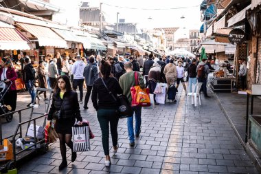 Kudüs, İsrail - 22 Aralık 2023 Mahane Yehuda Pazarı 'nda alışveriş yapan insanlar, genellikle 