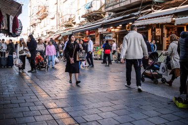 Kudüs, İsrail - 22 Aralık 2023 Mahane Yehuda Pazarı 'nda alışveriş yapan insanlar, genellikle 