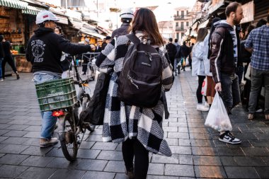 Kudüs, İsrail - 22 Aralık 2023 Mahane Yehuda Pazarı 'nda alışveriş yapan insanlar, genellikle 