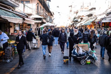Kudüs, İsrail - 22 Aralık 2023 Mahane Yehuda Pazarı 'nda alışveriş yapan insanlar, genellikle 
